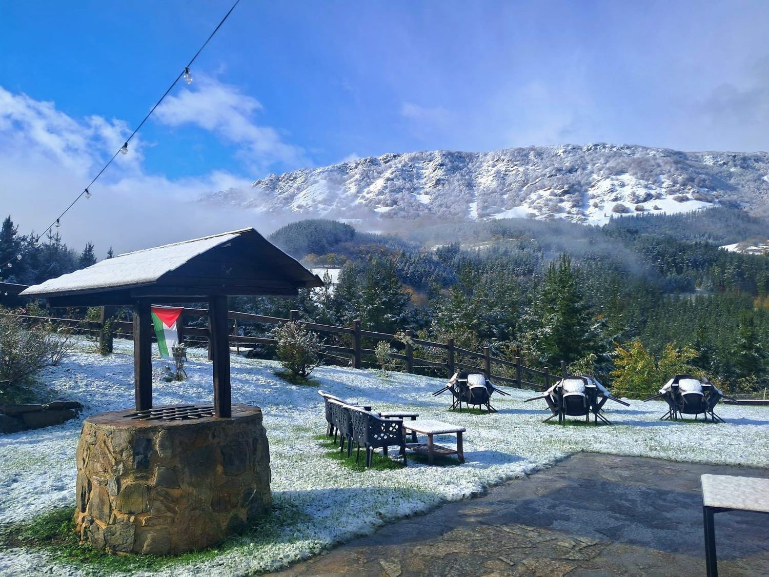 La terraza de Iturrieta con la sierra nevada al fondo